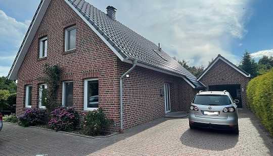Bild von Modern wohnen, ruhig leben - Junges Dreigiebelhaus mit Garage in Badeseenähe