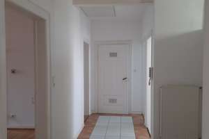 3-Zi.-DG-Altbauwohnung mit EBK in zentraler Lage, mit STP optional