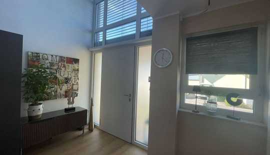 Bild von Modernes freistehendes Einfamilienhaus mit Garage – Wohnträume werden wahr