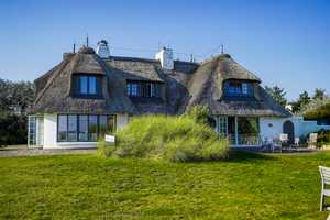 Hamptons auf Sylt - Reetgedecktes Anwesen in erster Reihe mit Meerblick und Strandzugang – Süderheidetal 38, 25992 Nordfriesland (Kreis) – Vorschaubild 2