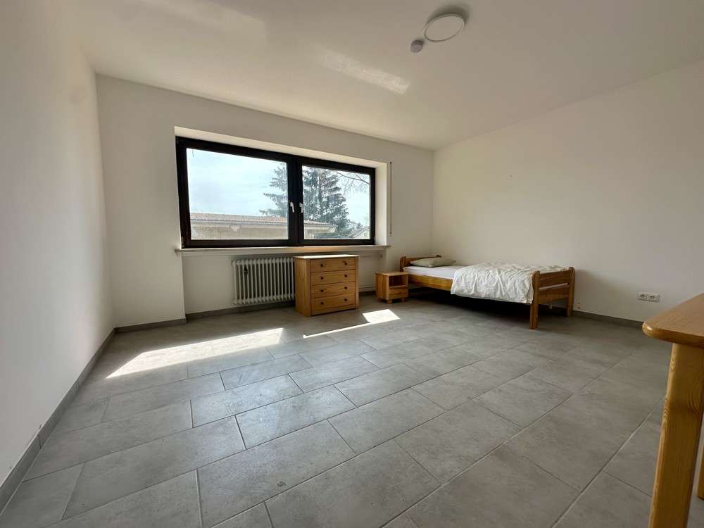 Immobilie in Leiblfing - 2.242 m² mit 4 Hallen und ein großes EFH und Büro-Top Rendite-
Monteurzimmer Vermietung möglich - Bild 2