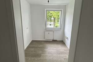 Modernisierte Wohnung mit 3,5 Zimmern und Balkon in Bochum-Eppendorf - Bezug ab 01.12.26 – Lilienweg 42, 44869 Eppendorf, Bochum – Vorschaubild 4