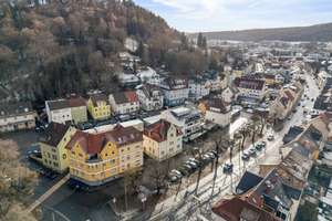Drei-Familienhaus mit 13 Garagen inklusive Bauland
IN TUTTLINGEN – Die vollständige Adresse der Immobilie erhältst du vom Anbieter., 78532 Tuttlingen – Vorschaubild 2