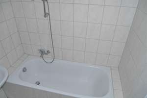 MZ-Kastel: Helle 2-Zimmer-Wohnung; modernes Wannenbad; Laminatboden; kleiner Balkon; Garage möglich – Die vollständige Adresse der Immobilie erhältst du vom Anbieter., 55252 Mainz-Kastel, Wiesbaden – Vorschaubild 3
