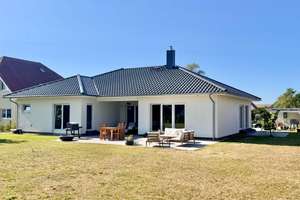 Jetzt Miete möglich! Winkelbungalow 5 km bis Neubrandenburg, Baujahr 2022, Doppelgarage, EBK,Carport – Die vollständige Adresse der Immobilie erhältst du vom Anbieter., 17039 Sponholz – Vorschaubild 2