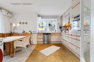 FAMILIENIDYLLE MIT WEITBLICK: CHARMANTE DOPPELHAUSHÄLFTE MIT SÜDGARTEN UND MODERNER AUSSTATTUNG – Augsburg (Kreis) – Vorschaubild 4