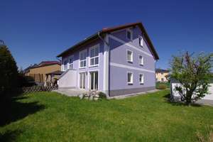 | Leben in schöner Lage| 

Gepflegte Doppelhaushälfte mit Garten, Garage und Ausbaureserve – Die vollständige Adresse der Immobilie erhältst du vom Anbieter., 93142 Maxhütte-Haidhof – Vorschaubild 1