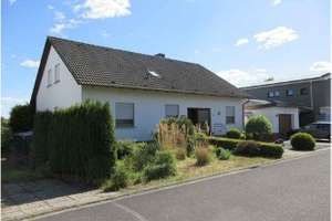 Einfamilienhaus mit 7 Zimmern und Garage in Bad Königshofen – Die vollständige Adresse der Immobilie erhältst du vom Anbieter., 97631 Bad Königshofen im Grabfeld – Vorschaubild 1