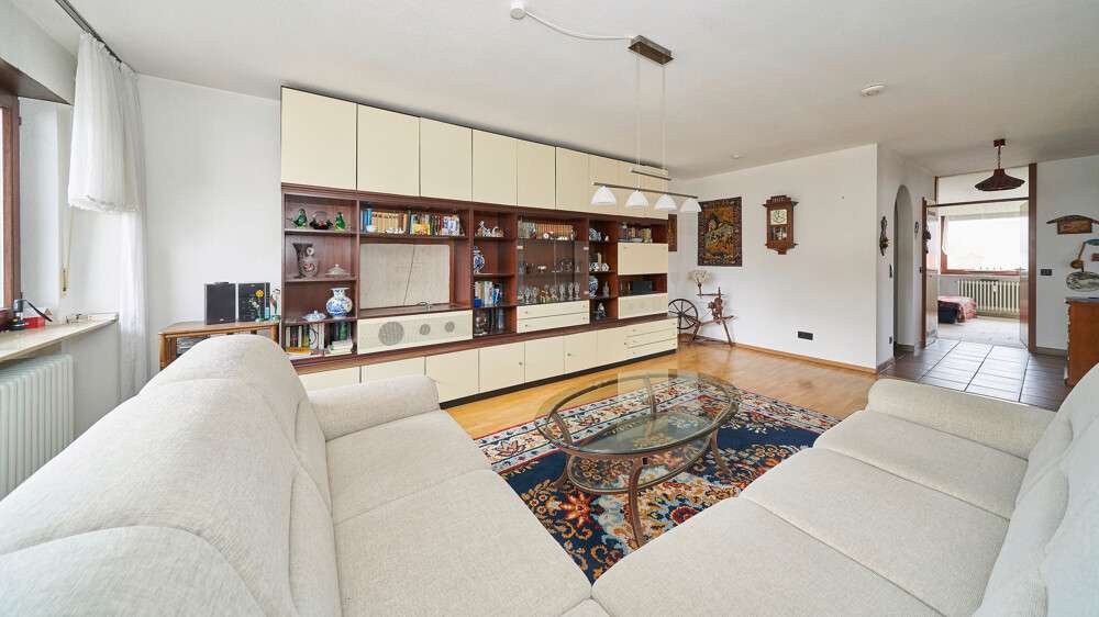 Immobilie in Freiberg am Neckar - Schicke 4 Zimmer Wohnung mit zwei Balkonen und TG Stellplatz in bester Lage von Freiberg am Neckar! - Bild 2