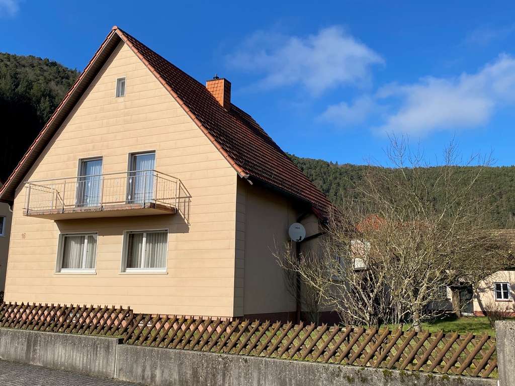 Immobilie in Schindhard - Solides Einfamilienhaus mit Potential und Nebengebäuden in ruhiger, sonniger Lage von Schindhard - Bild 2