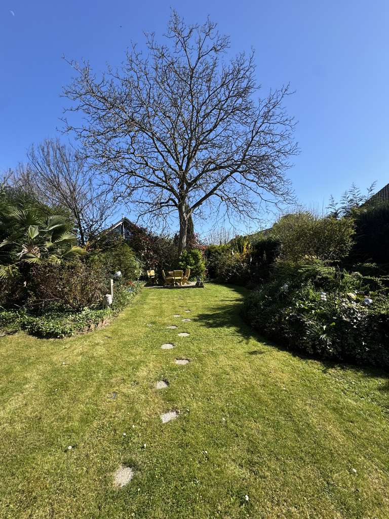 Mehrgenerationenwohnen: Einfamilienhaus mit Einliegerwohnung, Garage und Carport in Bensberg