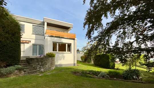 Bild von FRIEDRICHSDORF DILLINGEN: Geräumiges EFH im Bungalowstil mit Garten, zwei Terrassen und Traumblick!