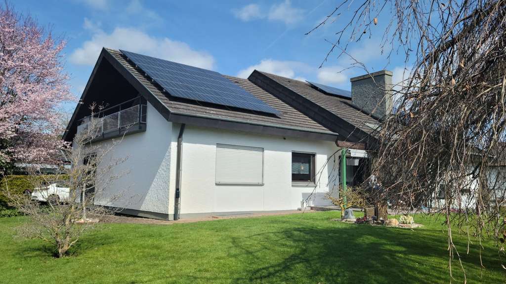 Immobilie in Sontheim an der Brenz - Einfamilienhaus mit großem Garten und Doppelgarage in zentraler Lage von Sontheim an der Brenz - Bild 1