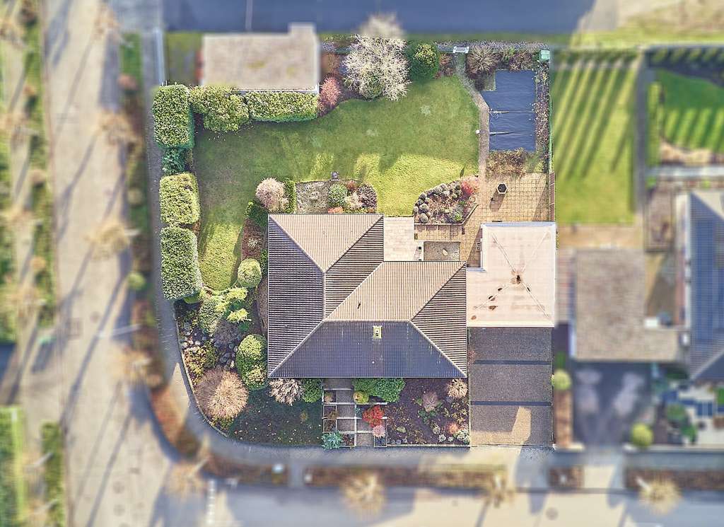 Immobilie in Offenbach an der Queich - ++ Lichtdurchflutetes Architektenhaus mit Terrasse, Garten und 2 Garagen in beliebter Wohnlage ! ++ - Bild 3