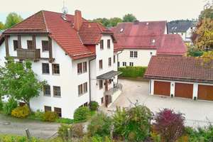 Raum für Visionen! Wohn-und Geschäftshaus mit großem Gartengrundstück – Die vollständige Adresse der Immobilie erhältst du vom Anbieter., 95158 Kirchenlamitz – Vorschaubild 1