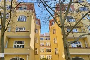 Ruhige Altbauwohnung in Charlottenburg/am Ku’damm mit Balkon; bezugs- und provisionsfrei