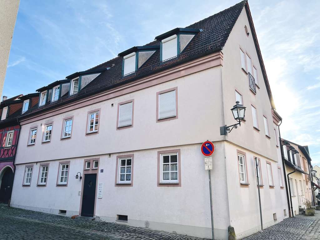 Immobilie in Haßfurt - Ab 1.2.2026 beziehbar! Attraktive 3 Zimmer-Wohnung auf zwei Ebenen, Einbauküche, Galerie und sonnig - Bild 2