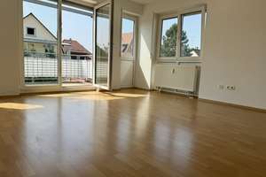Stadtnah und ruhig: Gut geschnittene 3-Zimmer-Wohnung mit Balkon, Gäste-WC und 2 Carport-Stellplätze – Hohenhewenstraße 10a, 78224 Singen (Hohentwiel) – Vorschaubild 2
