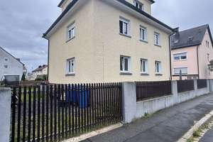 Charmantes Mehrfamilienhaus mit großem Potenzial zur Eigennutzung in zentraler Lage – Die vollständige Adresse der Immobilie erhältst du vom Anbieter., 92637 Reinhausen, Regensburg – Vorschaubild 1