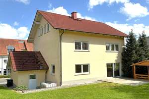 Großes Einfamilienhaus sucht große Familie für eine glückliche gemeinsame Zukunft