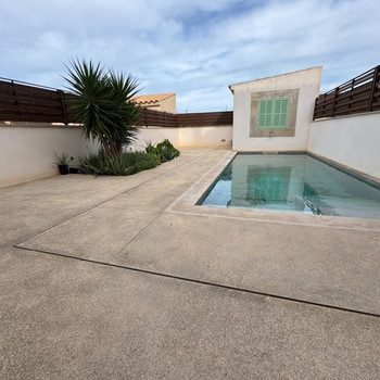 NEUBAU
BINIALI
AUSGEZEICHNETES DORFHAUS MIT POOL
