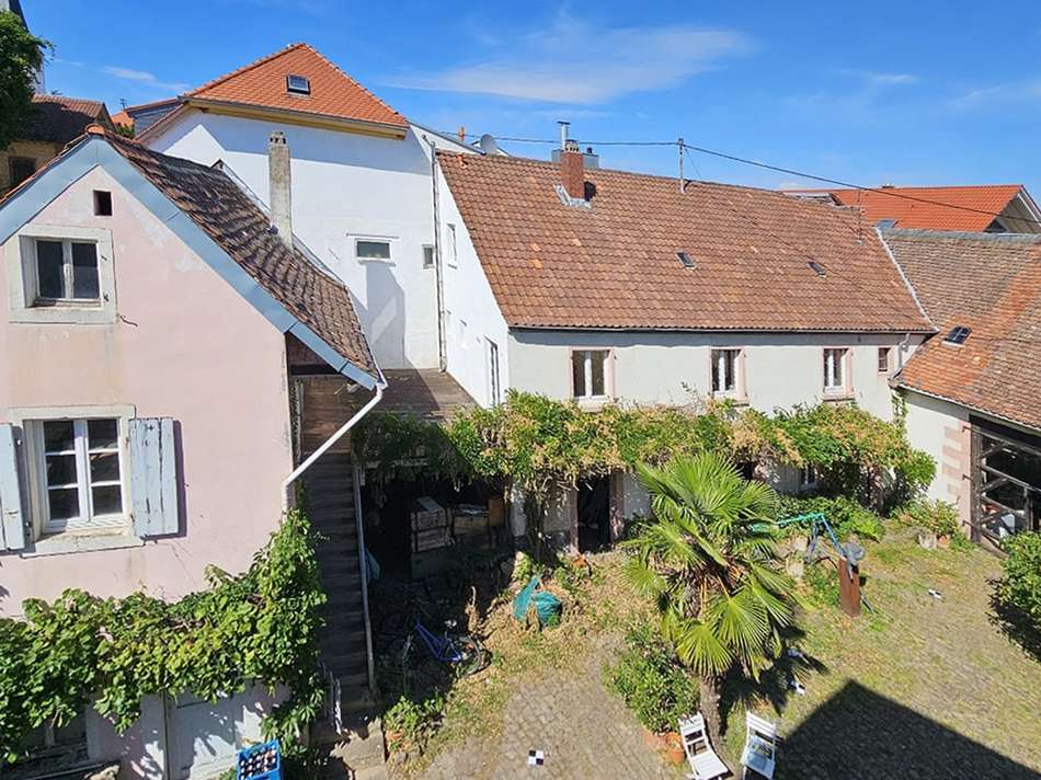 Gebäude mit Seitentrakte