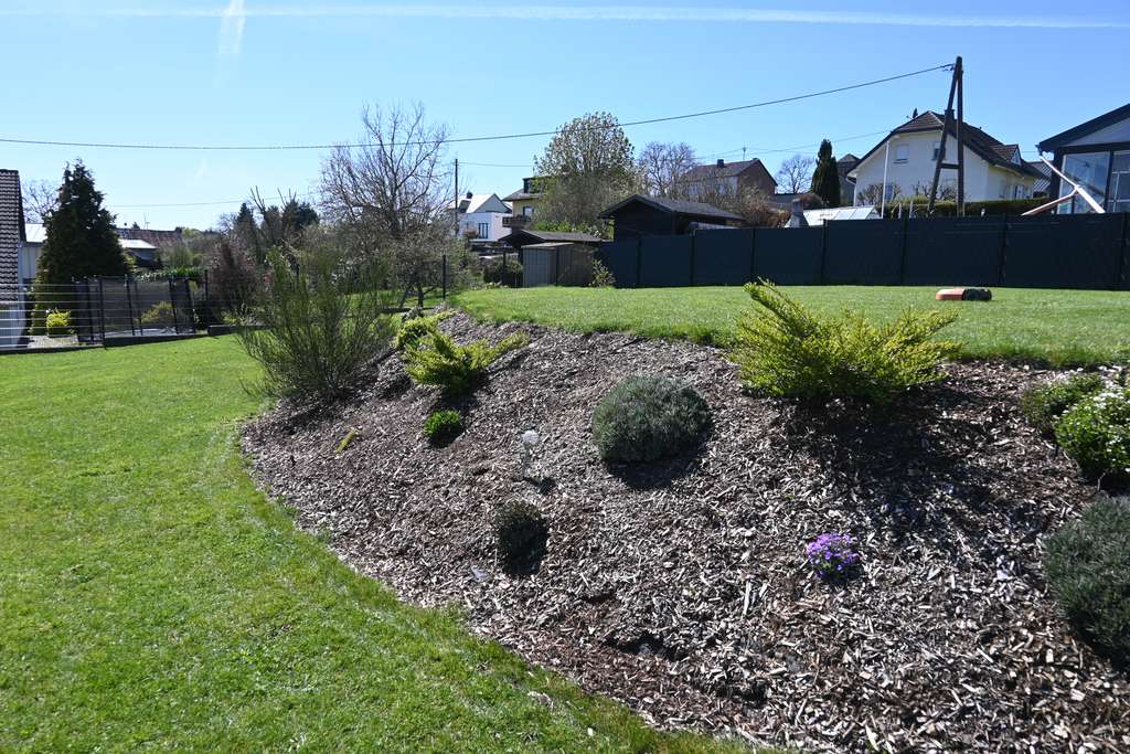 Immobilie in Urschmitt - Freistehendes Einfamilienhaus mit großer Garage und sehr schönem Garten. - Bild 2
