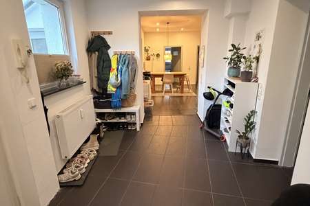 *** Moderne 4-Zimmer-Wohnung mit Stellplatz & zwei Bädern ***