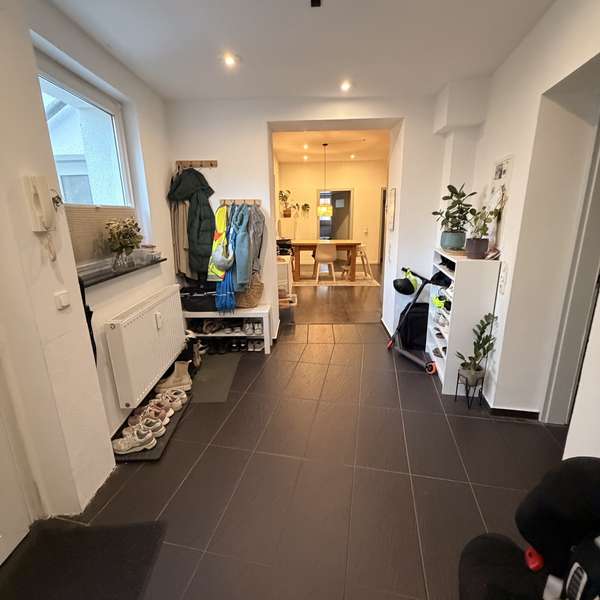 *** Moderne 4-Zimmer-Wohnung mit Stellplatz & zwei Bädern ***