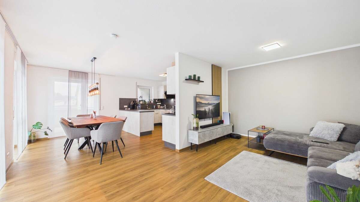 Immobilie in Langenenslingen - moderne barrierefreie A+ Wohnung - ruhige Lage mit großem Balkon, EBK & große Garage - Bild 1