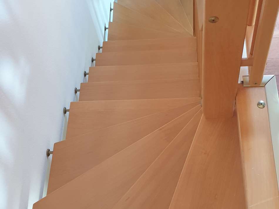 Treppe innliegend zum DG