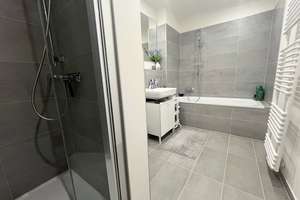 Modernes Wohnglück mit viel Licht: 3 Zimmer mit Umlaufbalkon & Einbauküche, guter Schnitt, Aufzug – Goltsteinstr. 93, 50968 Bayenthal, Köln – Vorschaubild 4