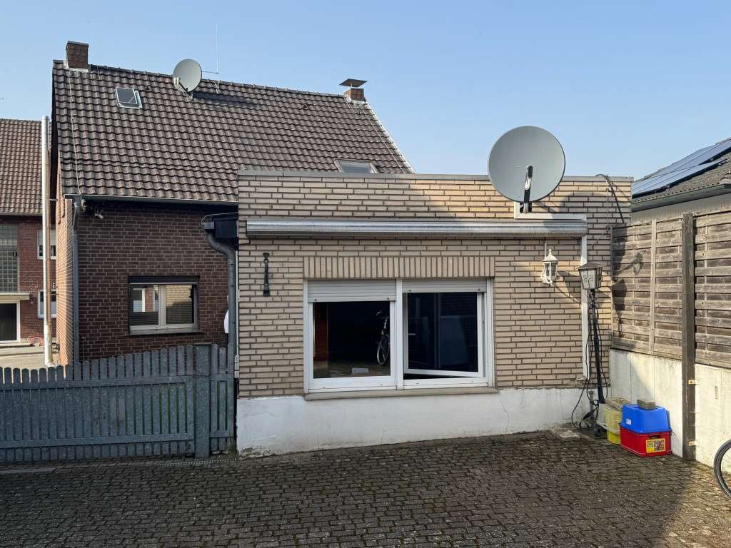 Immobilie in Grevenbroich - Gut aufgeteiltes Einfamilienhaus m. Stellplatz u. großem Garten - Bild 2