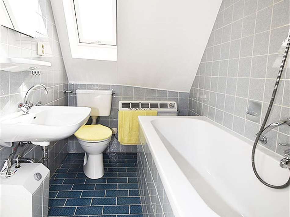 Gepflegtes Badezimmer in Weiß