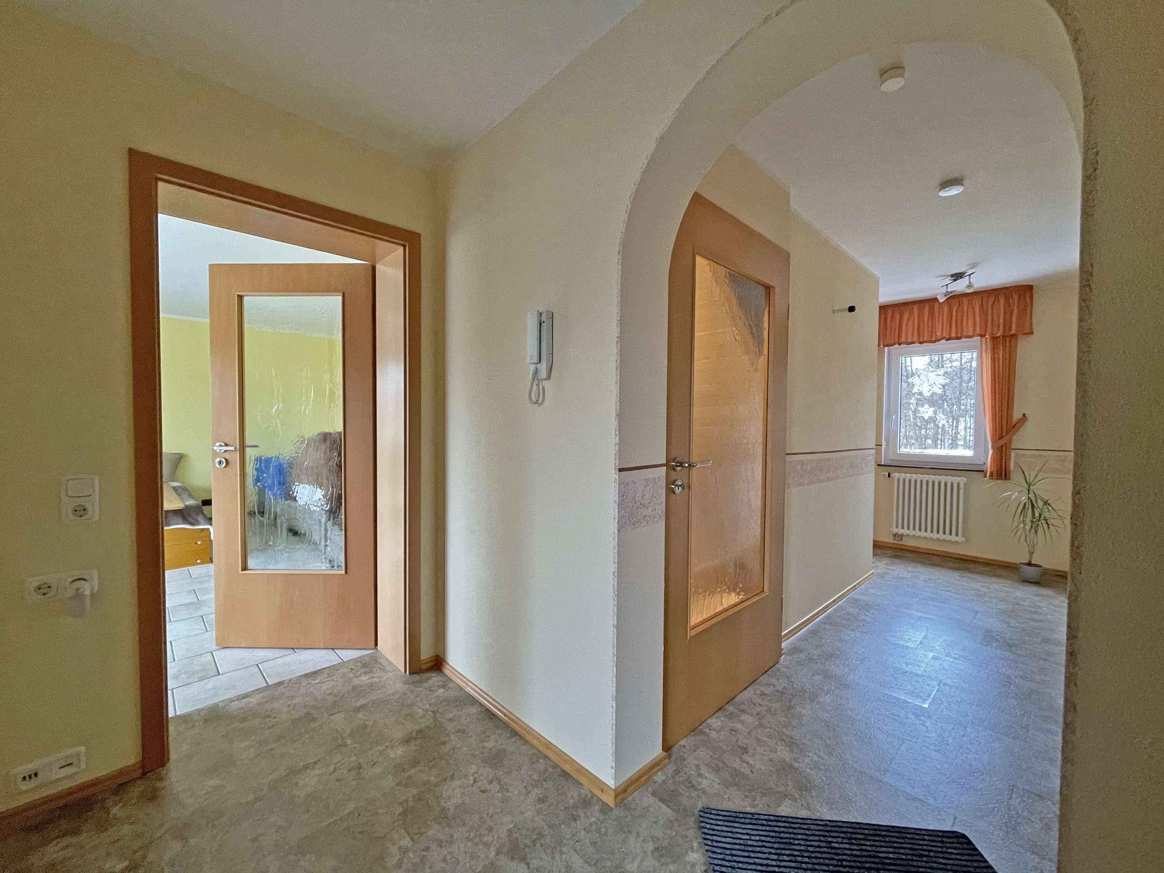 Immobilie in Hosenfeld - EINZIEHEN UND WOHLFÜHLEN – Schmuckes Ein-/Zweifamilienhaus mit großem Grundstück - Bild 4