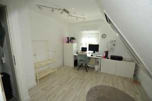 + Hinterhaus DHH mit großem Garten - PKW-Stellplatz - überdachte Terrasse & Balkon + – Rems-Murr-Kreis – Vorschaubild 11