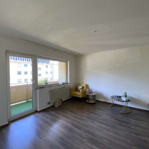 *** frische 2-Zimmer-Wohnung - frisch in Renovierung - mit Balkon - Gartenmitbenutzung ***