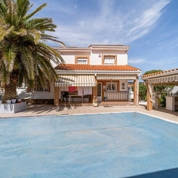 CAPITAL HOME VERKAUFT EXKLUSIV SPEKTAKULÄRES FREISTEHENDES CHALET MIT POOL IN EL ÁLAMO