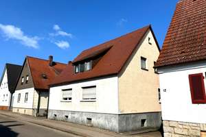 Helles freistehendes Zweifamilienhaus mit großem Garten in Crailsheim – Die vollständige Adresse der Immobilie erhältst du vom Anbieter., 74564 Crailsheim – Vorschaubild 2