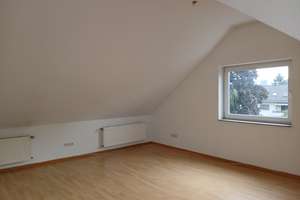 Helle ruhige Dreizimmer-Dachgeschoßwohnung im Kölner Westen mit herrlicher Sonnenterrasse – Am Nußberger Pfad 45, 50827 Ossendorf, Köln – Vorschaubild 2