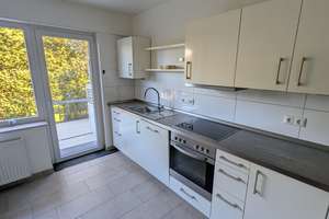 3-Zimmer-Wohnung mit eigenem Garten und Garage