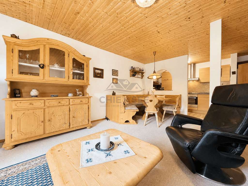 Immobilie in Bergen - Attraktive 2-Zimmer-Wohnung mit Bergblick, Balkon und Garage - Bild 0