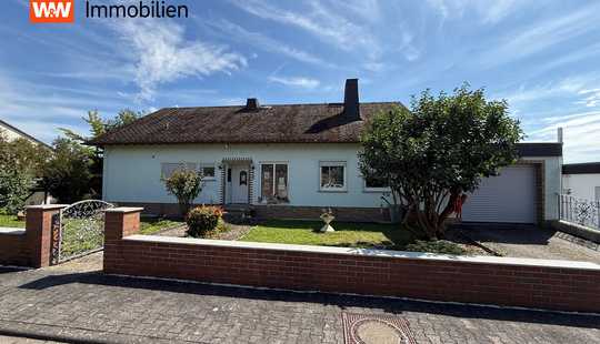 Bild von Freistehendes Einfamilienhaus mit zwei Garagen und großen Grundstück in Holzheim!