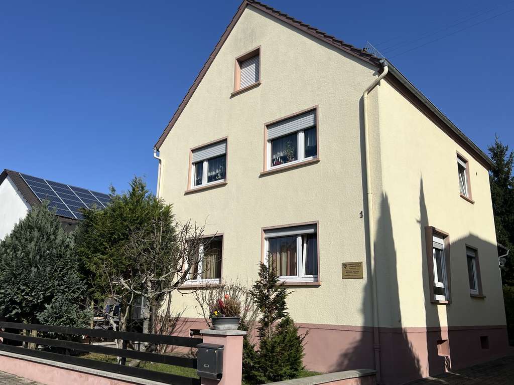 Immobilie in Lingenfeld - Geräumiges Einfamilienhaus mit vielen Nutzungsmöglichkeiten - ideal  für 2 Generationen in Top Lage! - Bild 0