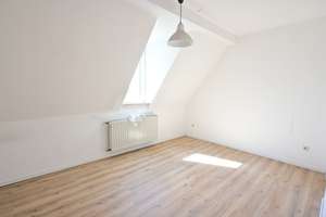 Charmante 3,5-Zimmer-Maisonette-Dachgeschosswohnung in ruhiger Lage von Bochum-Wiemelhausen – Memeler Str. 7, 44789 Wiemelhausen, Bochum – Vorschaubild 4
