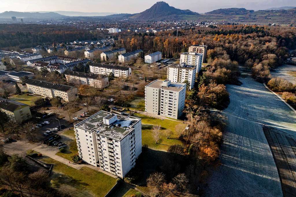 Immobilie in Singen (Hohentwiel) - 2,5-Zimmer-Wohnung mit Tiefgarage & Balkon. Sanieren und Wohnen oder Vermieten - Bild 1