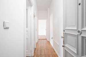 Bezugsfreie 2-Zimmer-Altbauwohnung mit Balkon in Berlin-Moabit - Nahe Spree & Ringbahn – Beusselstraße 4, 10553 Moabit, Berlin – Vorschaubild 2
