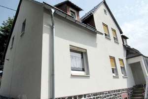 6-Zimmer-Einfamilienhaus mit Garten, Kaminofen, Stellplatz und ausbaufähiger Scheune! – Die vollständige Adresse der Immobilie erhältst du vom Anbieter., 56477 Rennerod – Vorschaubild 1