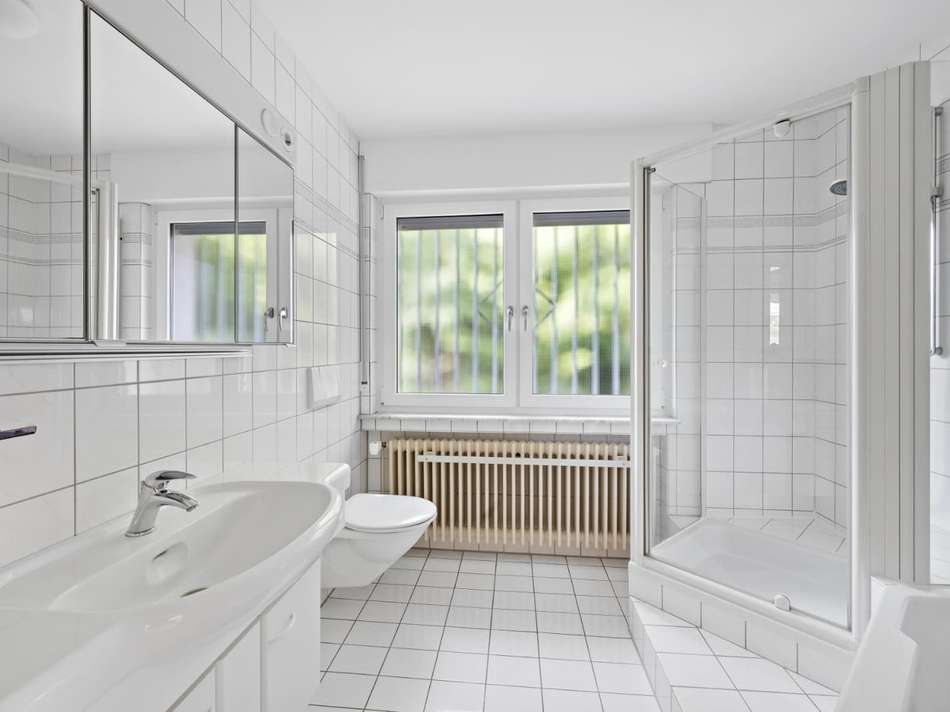 Badezimmer mit BW und Dusche