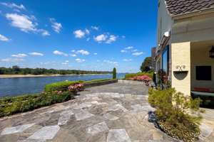 Villa in exponierter Rheinlage in Wittlaer